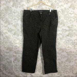 💚2/$19💚NWT Bandolino Green Classic Animal Pants